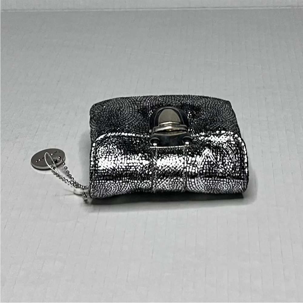 Lulu’s Metallic Wallet - Picture 8 of 13